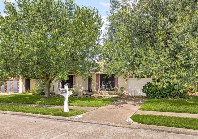 Homes for sale in Houston, TX | 1342 Castle Glen Dr, Houston, TX 77015 | MLS# 11690948