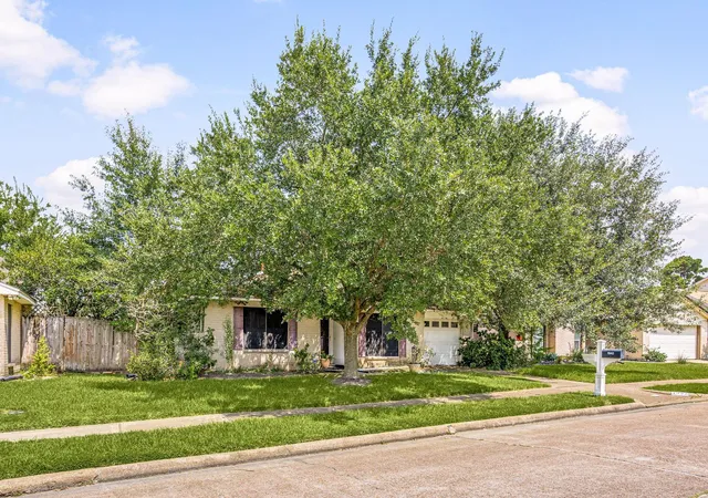 Homes for sale in Houston, TX | 1342 Castle Glen Dr, Houston, TX 77015 | MLS# 11690948