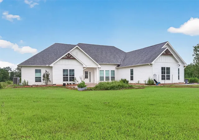 Photo 2 of Sale Pending at 22519 Chenango Lake Dr, Angleton, TX 77515 | MLS# 50077371 | Listing updated on 2026-09-16