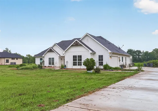 Photo 3 of Sale Pending at 22519 Chenango Lake Dr, Angleton, TX 77515 | MLS# 50077371 | Listing updated on 2026-09-16