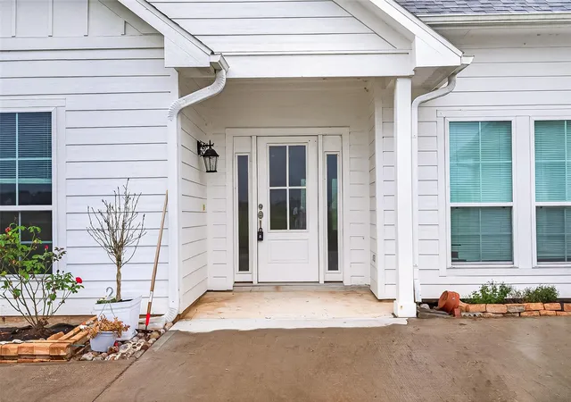 Photo 3 of Sale Pending at 22519 Chenango Lake Dr, Angleton, TX 77515 | MLS# 50077371 | Listing updated on 2026-09-16