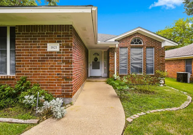 Photo 2 of Sale Pending at 1821 Gettysburg Ln, Bryan, TX 77802 | MLS# 57422664 | Listing updated on 2026-09-15