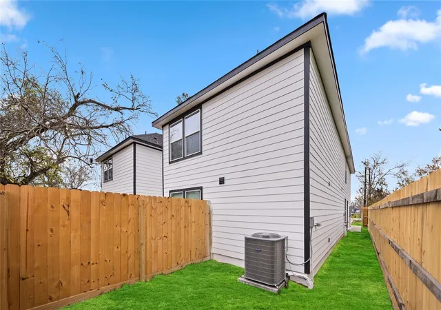 9th image of 8226 Bigwood St #A, Houston, TX 77078 | MLS# 2887427