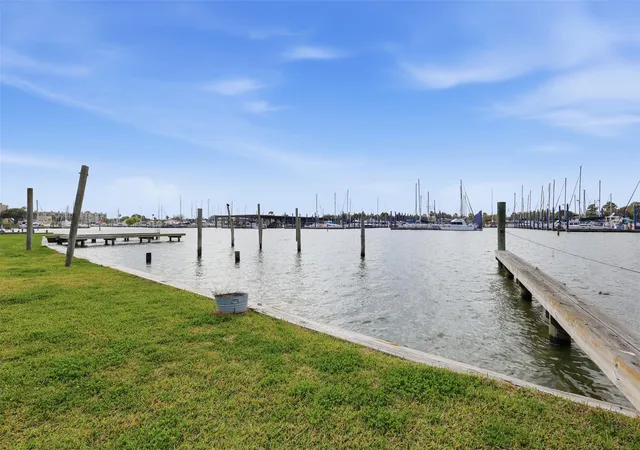 5th image of 221 Oak Rd, Kemah, TX 77565 | MLS# 24359857