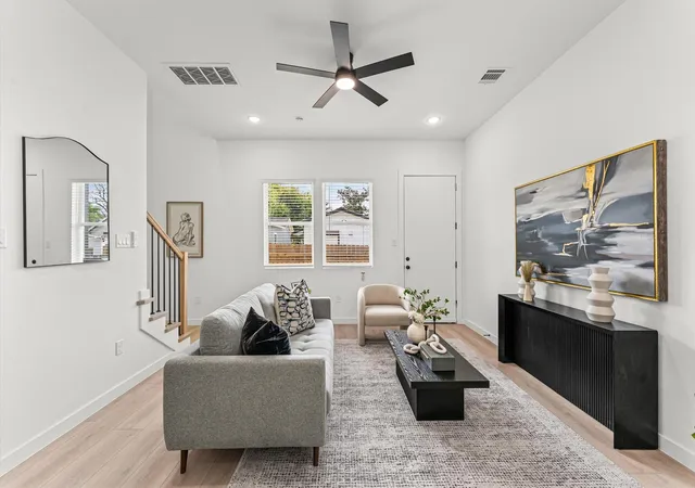 Photo 3 of Sale Pending at 7128 Ave Q, Houston, TX 77011 | MLS# 16574280 | Listing updated on 2026-09-08
