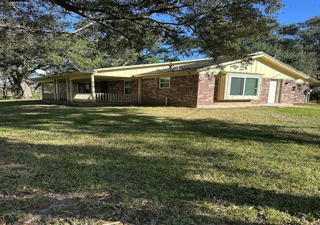 Photo 2 of Single family home for sale at 6718 Live Oak Dr, Rosharon, TX 77583 | MLS# 28354454 | Listing updated on 2026-01-13