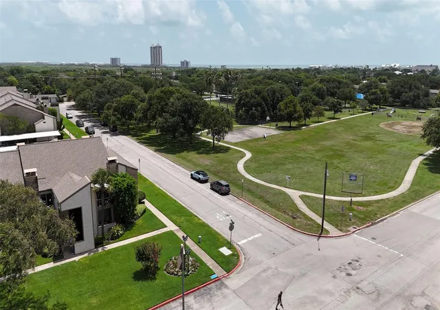 Photo 4 of Condo for sale at 7014 N Holiday Dr, Galveston, TX 77550 | MLS# 60218860 | Listing updated on 2026-09-20