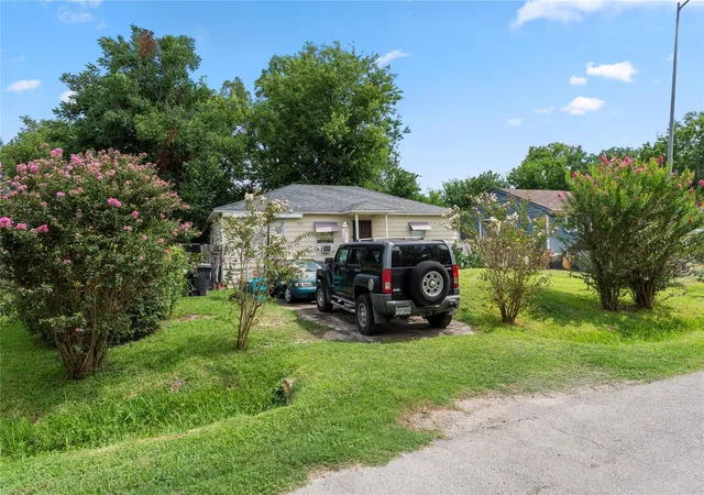 2nd image of 5101 Pederson St, Houston, TX 77033 | MLS# 64295644