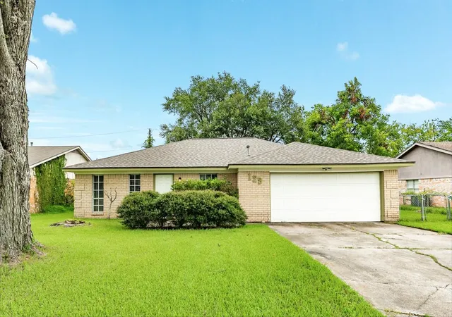 1st image of 129 La Laja Dr, Angleton, TX 77515 | MLS# 76479702