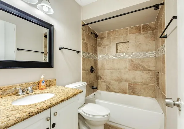 25th image of 129 La Laja Dr, Angleton, TX 77515 | MLS# 76479702