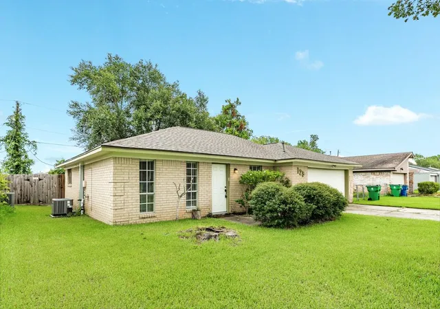 2nd image of 129 La Laja Dr, Angleton, TX 77515 | MLS# 76479702