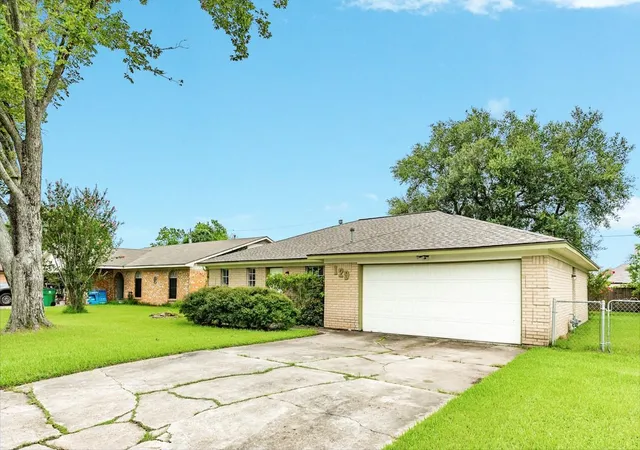 Photo 3 of Single family home for sale at 129 La Laja Dr, Angleton, TX 77515 | MLS# 76479702 | Listing updated on 2026-09-19