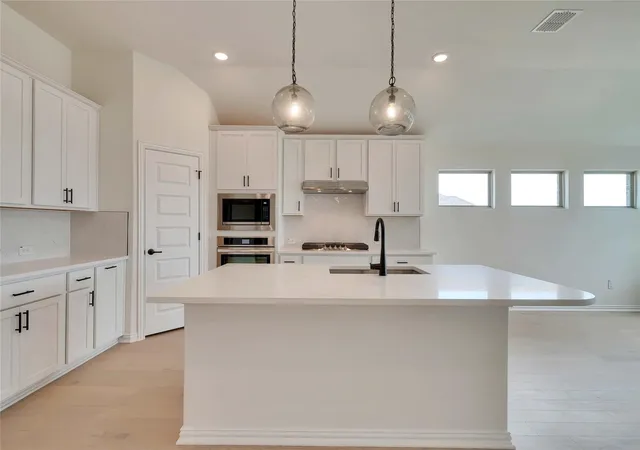 Photo 2 of Single family home for sale at 122 Mockingbird Trails Dr, Willis, TX 77318 | MLS# 56098302 | Listing updated on 2026-09-20