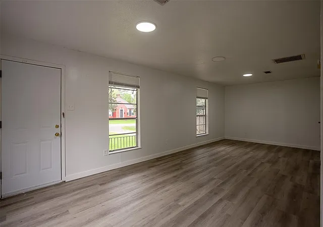 Photo 3 of Single family home for sale at 565 25th Street, Beaumont, TX 77706 | MLS# 95195968 | Listing updated on 2026-08-01