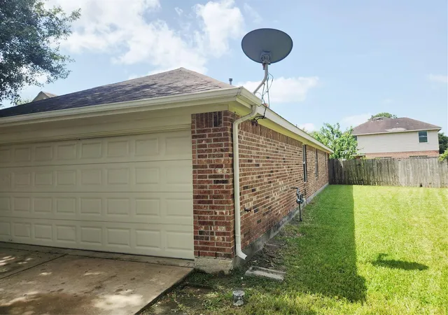 Photo 4 of Sale Pending at 9803 Wedgeford Ct, Houston, TX 77044 | MLS# 84690792 | Listing updated on 2026-09-16