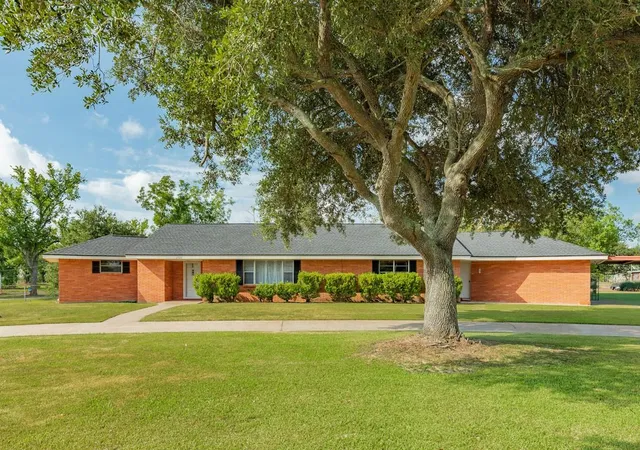Single family home for sale at 2922 County Road 209, Danbury, TX 77534 | MLS# 44576262