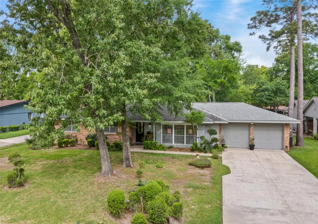 2nd image of 1301 Plantation Dr, Dickinson, TX 77539 | MLS# 54907482