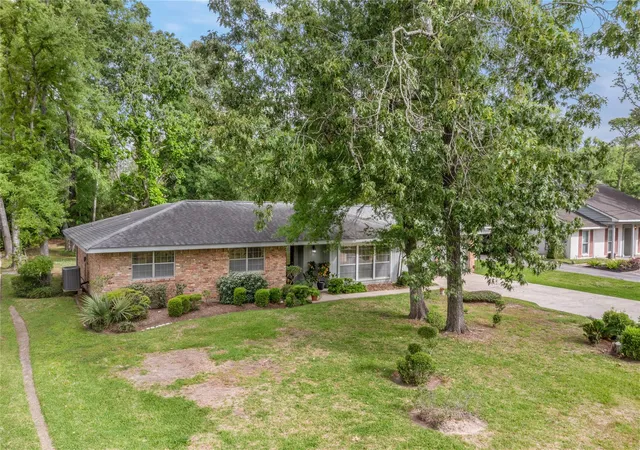 3rd image of 1301 Plantation Dr, Dickinson, TX 77539 | MLS# 54907482