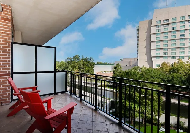 Listing Photo 3 - Condo for sale in building located at 3 Waterway Ct, The Woodlands, TX 77380 - Unit #4E