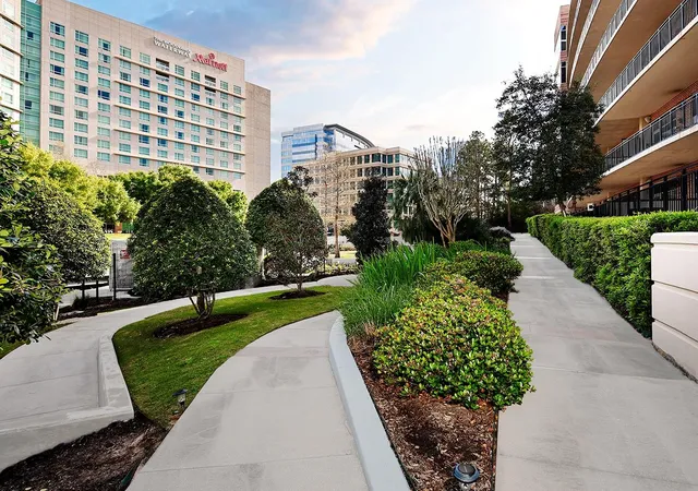Listing Photo 2 - Condo for sale in building located at 3 Waterway Ct, The Woodlands, TX 77380 - Unit #4E
