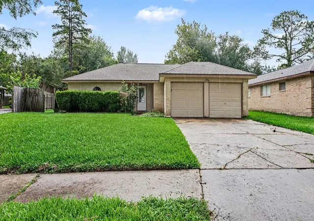 Homes for sale in Friendswood, TX | 16107 Barcelona Dr, Friendswood, TX 77546 | MLS# 17403191