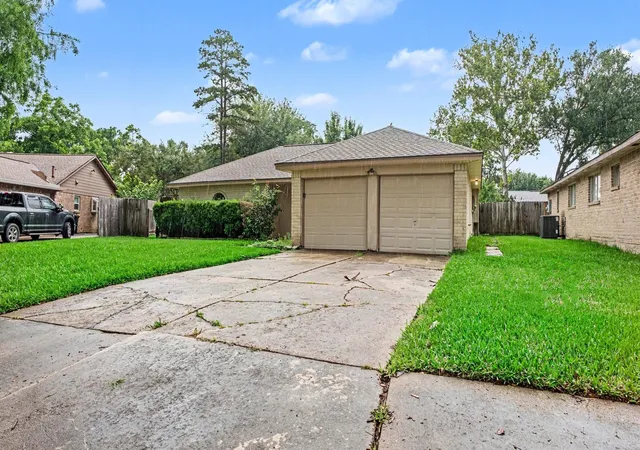 Homes for sale in Friendswood, TX | 16107 Barcelona Dr, Friendswood, TX 77546 | MLS# 17403191