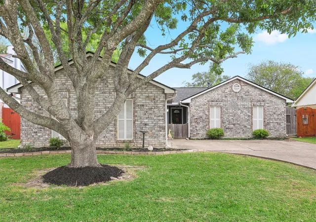 1st image of 10915 Pecan Dr, La Porte, TX 77571 | MLS# 97195439
