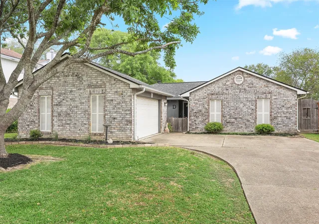 2nd image of 10915 Pecan Dr, La Porte, TX 77571 | MLS# 97195439