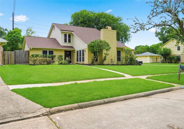 Photo 1 of Single family home for sale at 2902 Colony Dr, Sugar Land, TX 77479 | MLS# 14920090 | Listing updated on 2026-08-20