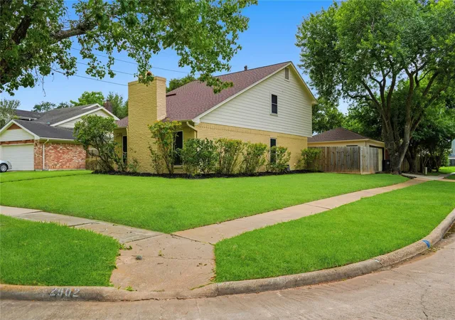 Photo 2 of Single family home for sale at 2902 Colony Dr, Sugar Land, TX 77479 | MLS# 14920090 | Listing updated on 2026-08-20