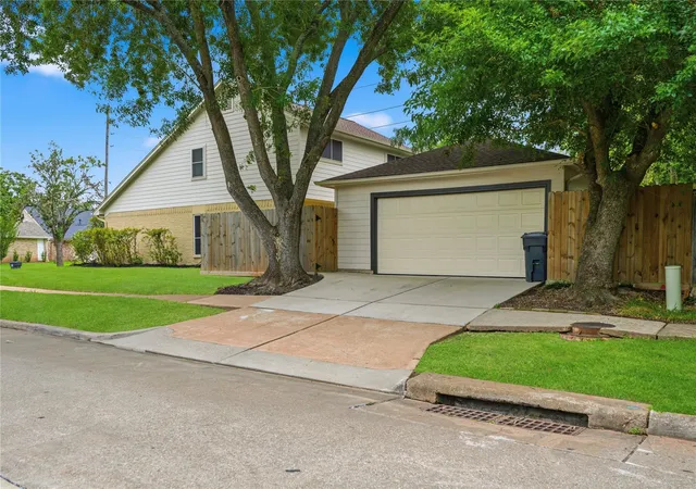 Photo 3 of Single family home for sale at 2902 Colony Dr, Sugar Land, TX 77479 | MLS# 14920090 | Listing updated on 2026-08-20