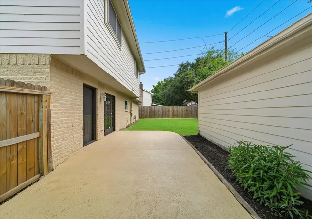Photo 3 of Single family home for sale at 2902 Colony Dr, Sugar Land, TX 77479 | MLS# 14920090 | Listing updated on 2026-08-20