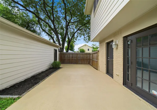 Photo 4 of Single family home for sale at 2902 Colony Dr, Sugar Land, TX 77479 | MLS# 14920090 | Listing updated on 2026-08-20