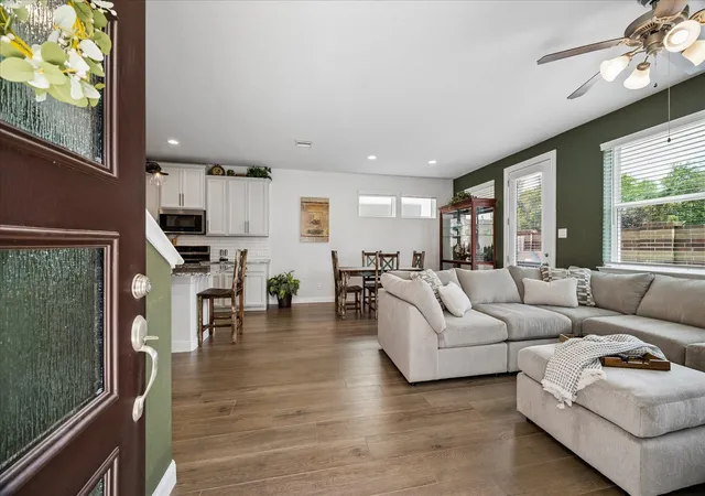 4th image of 10003 Brickhouse Dr, Houston, TX 77080 | MLS# 60311892