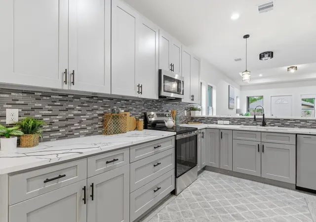 2nd image of 1105 W Lyle St, Cleveland, TX 77327 | MLS# 67041216