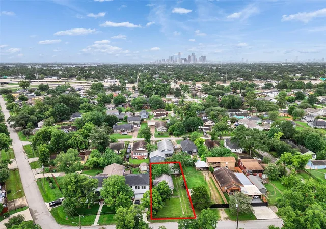 15th image of 1210 Lindale St, Houston, TX 77022 | MLS# 86013218
