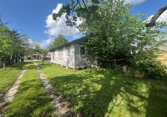 2nd image of 1210 Lindale St, Houston, TX 77022 | MLS# 86013218