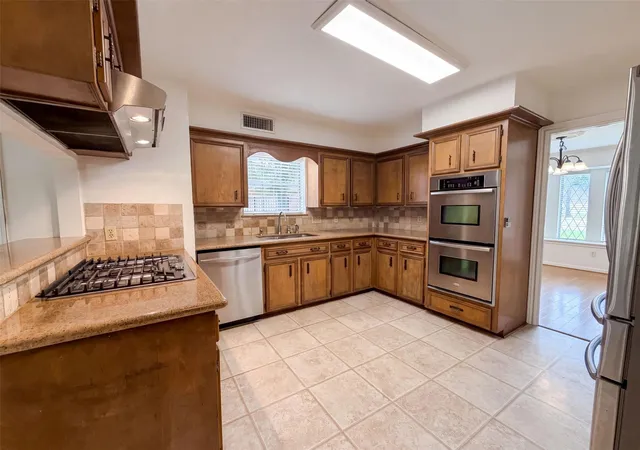 Photo 2 of Sale Pending at 5615 Spanish Oak Dr, Houston, TX 77066 | MLS# 25169050 | Listing updated on 2026-09-17