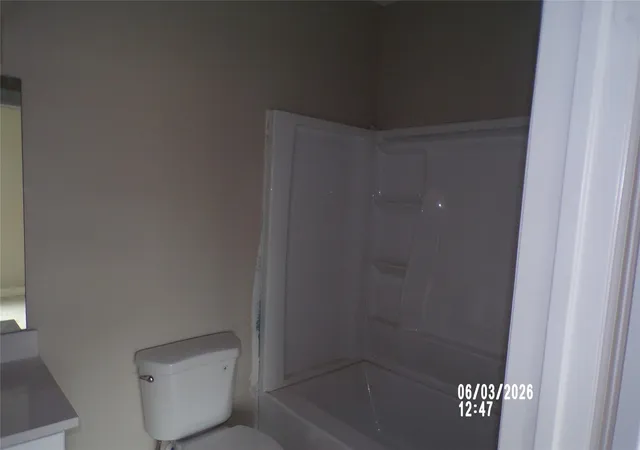 Listing Photo 4 - Condo for sale in building located at 3238a,3238b Creekmont Dr, Houston, TX 77091