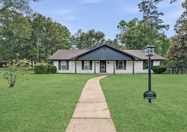 Homes for sale in Silsbee, TX | 108 Timberlane Dr, Silsbee, TX 77656 | MLS# 74728871