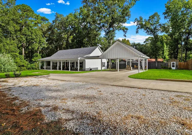 Photo 3 of Single family home for sale at 1012 W Jones St, Livingston, TX 77351 | MLS# 48164892 | Listing updated on 2026-08-21