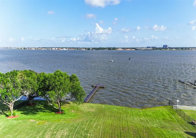 2nd image of 105 Mockingbird Ln, Seabrook, TX 77586 | MLS# 10536317