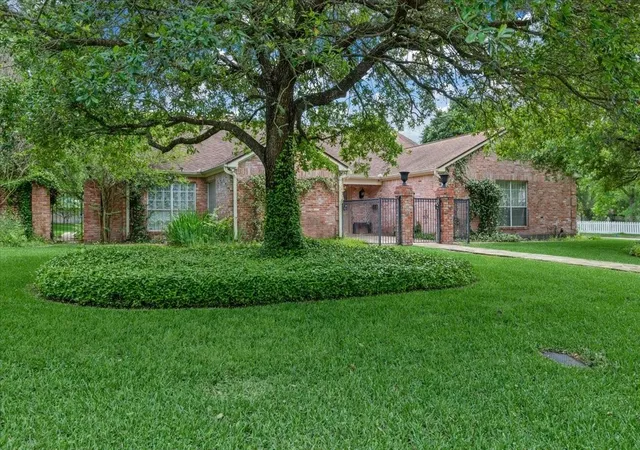 1st image of 904 Holland St, Navasota, TX 77868 | MLS# 73992313