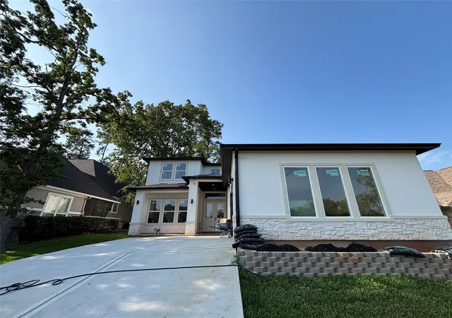 Photo 3 of Single family home for sale at 83 Creekwood Dr, Montgomery, TX 77356 | MLS# 54243007 | Listing updated on 2026-08-31