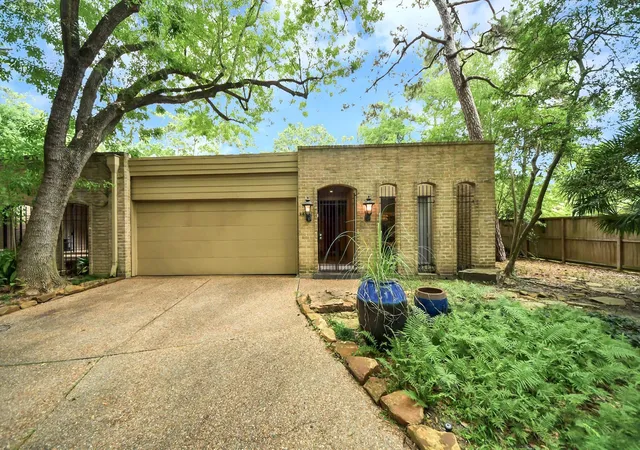 Photo 2 of Townhouse for sale at 24 Bayou Shadows St, Houston, TX 77024 | MLS# 67438613 | Listing updated on 2026-09-05