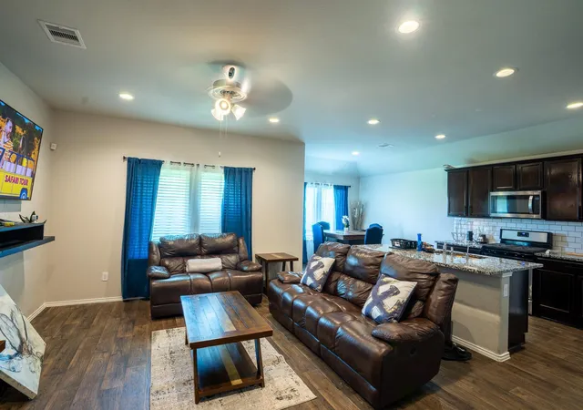 Photo 2 of Single family home for sale at 930 Bright Lotus Ln, Rosharon, TX 77583 | MLS# 32057835 | Listing updated on 2026-08-27