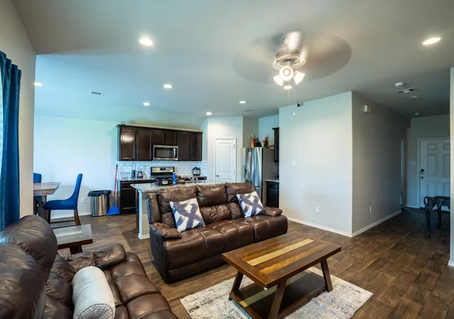 Photo 3 of Single family home for sale at 930 Bright Lotus Ln, Rosharon, TX 77583 | MLS# 32057835 | Listing updated on 2026-08-27