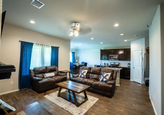 Photo 4 of Single family home for sale at 930 Bright Lotus Ln, Rosharon, TX 77583 | MLS# 32057835 | Listing updated on 2026-08-27