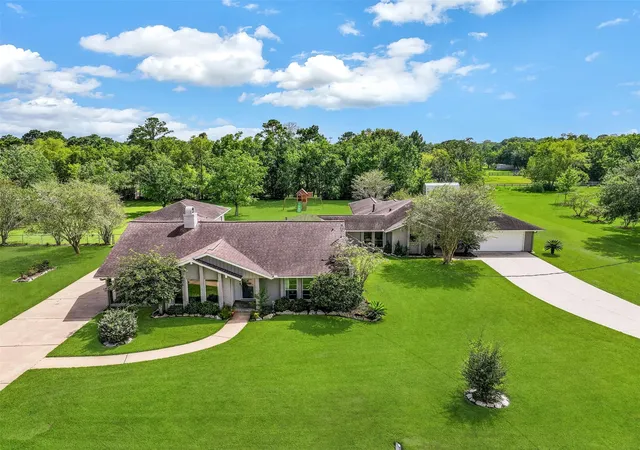 1st image of 304 Chester Dr, Friendswood, TX 77546 | MLS# 70112345