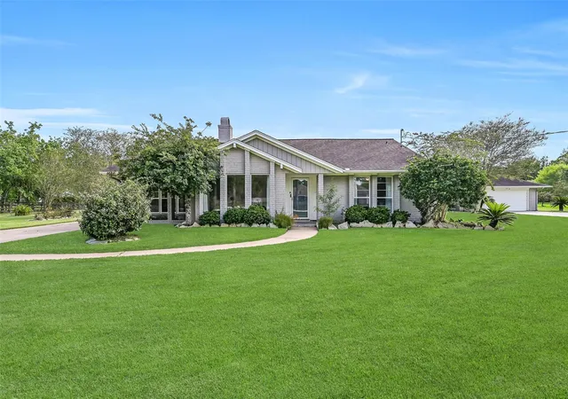 3rd image of 304 Chester Dr, Friendswood, TX 77546 | MLS# 70112345